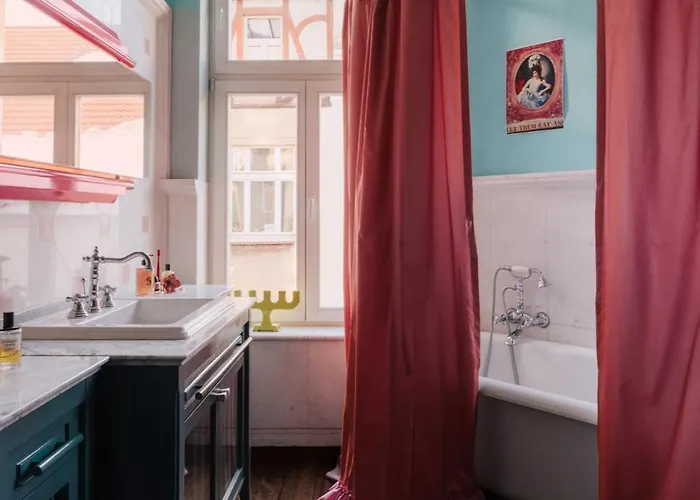 Teatralny Artistic By Bookinghost * 포즈난